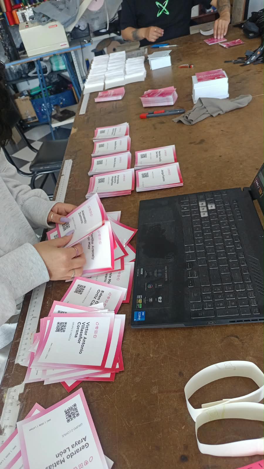Elaboración de escarapelas personalizadas con nombre para empresas y eventos